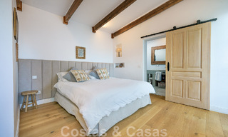 Belle villa de style Ibiza à vendre avec une grande maison pour invités séparée, située à l'ouest de Marbella 49935 