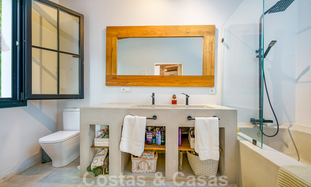 Belle villa de style Ibiza à vendre avec une grande maison pour invités séparée, située à l'ouest de Marbella 49938