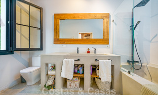 Belle villa de style Ibiza à vendre avec une grande maison pour invités séparée, située à l'ouest de Marbella 49938 