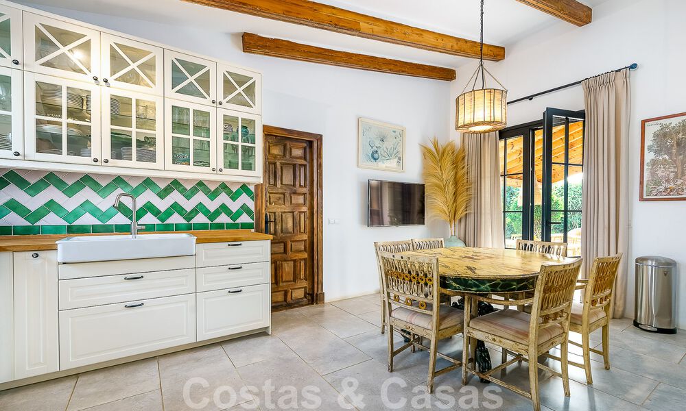 Belle villa de style Ibiza à vendre avec une grande maison pour invités séparée, située à l'ouest de Marbella 49941