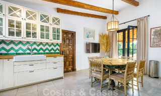 Belle villa de style Ibiza à vendre avec une grande maison pour invités séparée, située à l'ouest de Marbella 49941 