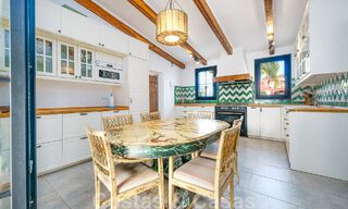Belle villa de style Ibiza à vendre avec une grande maison pour invités séparée, située à l'ouest de Marbella 49942 