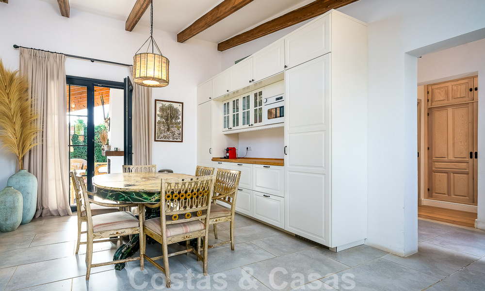 Belle villa de style Ibiza à vendre avec une grande maison pour invités séparée, située à l'ouest de Marbella 49943