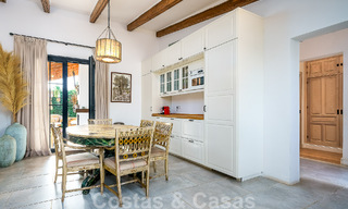 Belle villa de style Ibiza à vendre avec une grande maison pour invités séparée, située à l'ouest de Marbella 49943 