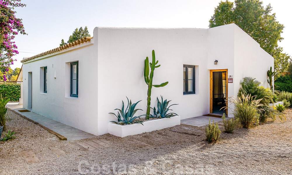 Belle villa de style Ibiza à vendre avec une grande maison pour invités séparée, située à l'ouest de Marbella 49944