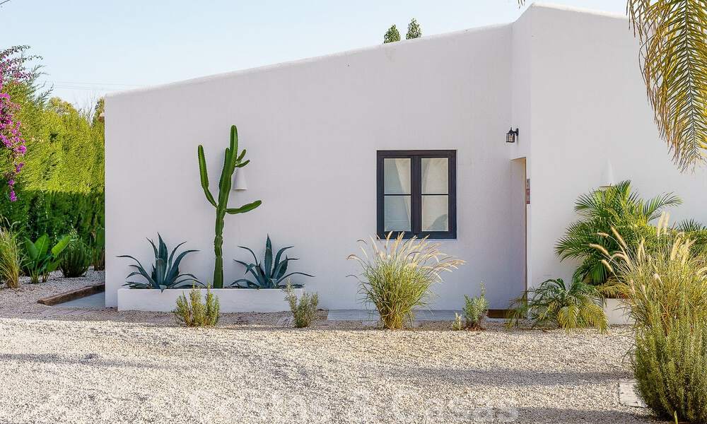 Belle villa de style Ibiza à vendre avec une grande maison pour invités séparée, située à l'ouest de Marbella 49945