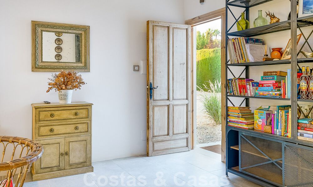 Belle villa de style Ibiza à vendre avec une grande maison pour invités séparée, située à l'ouest de Marbella 49946