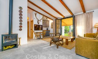 Belle villa de style Ibiza à vendre avec une grande maison pour invités séparée, située à l'ouest de Marbella 49947 