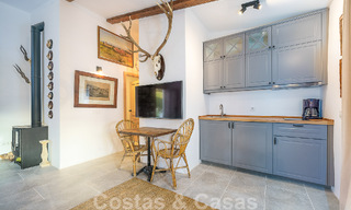 Belle villa de style Ibiza à vendre avec une grande maison pour invités séparée, située à l'ouest de Marbella 49948 