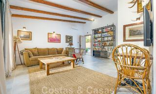 Belle villa de style Ibiza à vendre avec une grande maison pour invités séparée, située à l'ouest de Marbella 49949 