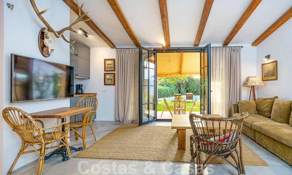 Belle villa de style Ibiza à vendre avec une grande maison pour invités séparée, située à l'ouest de Marbella 49950