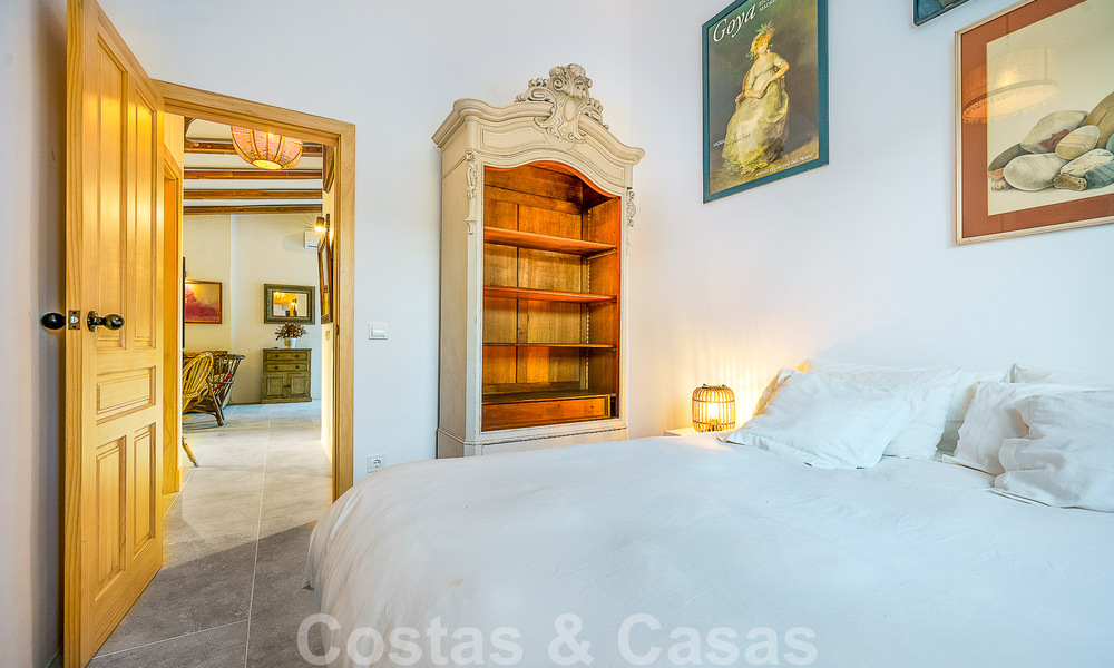 Belle villa de style Ibiza à vendre avec une grande maison pour invités séparée, située à l'ouest de Marbella 49953