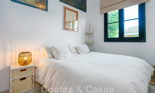 Belle villa de style Ibiza à vendre avec une grande maison pour invités séparée, située à l'ouest de Marbella 49954 