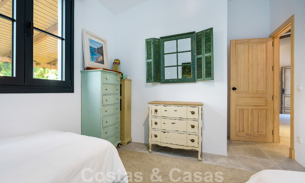 Belle villa de style Ibiza à vendre avec une grande maison pour invités séparée, située à l'ouest de Marbella 49956