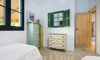 Belle villa de style Ibiza à vendre avec une grande maison pour invités séparée, située à l'ouest de Marbella 49956 