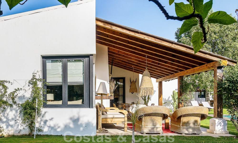 Belle villa de style Ibiza à vendre avec une grande maison pour invités séparée, située à l'ouest de Marbella 49958