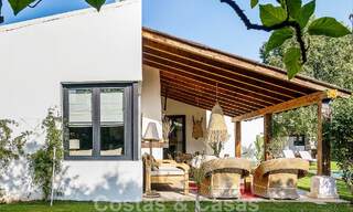 Belle villa de style Ibiza à vendre avec une grande maison pour invités séparée, située à l'ouest de Marbella 49958 