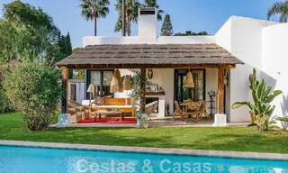 Belle villa de style Ibiza à vendre avec une grande maison pour invités séparée, située à l'ouest de Marbella 49959 