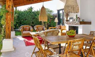 Belle villa de style Ibiza à vendre avec une grande maison pour invités séparée, située à l'ouest de Marbella 49960 