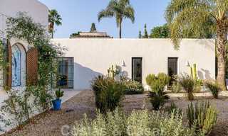 Belle villa de style Ibiza à vendre avec une grande maison pour invités séparée, située à l'ouest de Marbella 49961 