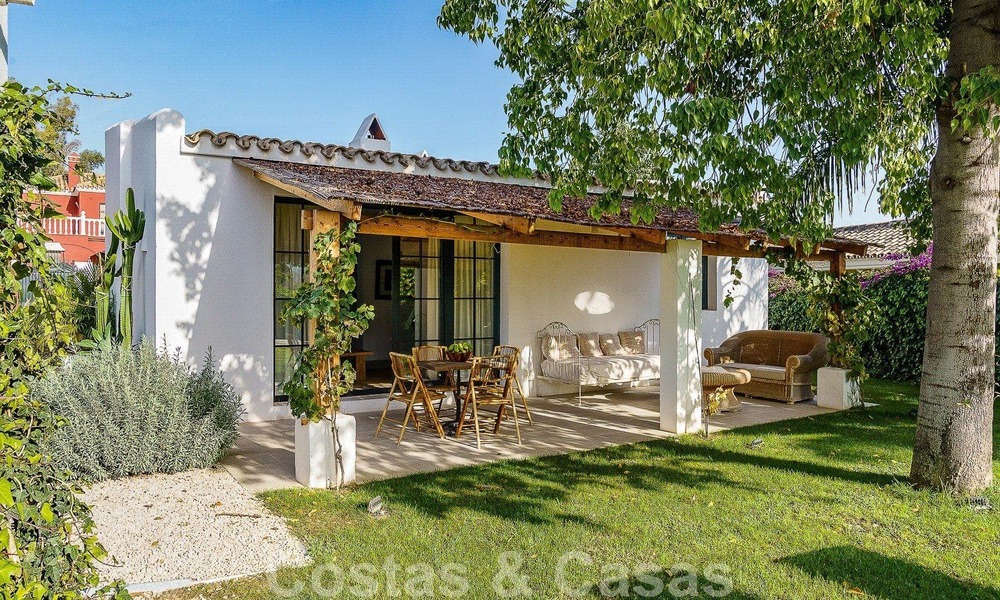 Belle villa de style Ibiza à vendre avec une grande maison pour invités séparée, située à l'ouest de Marbella 49962