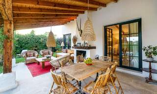 Belle villa de style Ibiza à vendre avec une grande maison pour invités séparée, située à l'ouest de Marbella 49965 