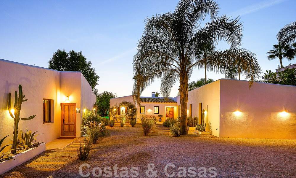 Belle villa de style Ibiza à vendre avec une grande maison pour invités séparée, située à l'ouest de Marbella 49966