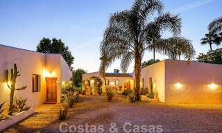 Belle villa de style Ibiza à vendre avec une grande maison pour invités séparée, située à l'ouest de Marbella 49966 