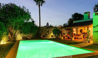 Belle villa de style Ibiza à vendre avec une grande maison pour invités séparée, située à l'ouest de Marbella 49967 