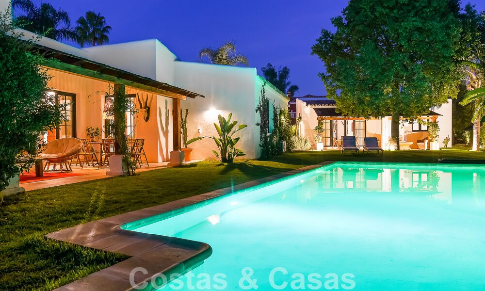 Belle villa de style Ibiza à vendre avec une grande maison pour invités séparée, située à l'ouest de Marbella 49968