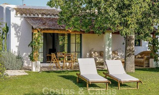 Belle villa de style Ibiza à vendre avec une grande maison pour invités séparée, située à l'ouest de Marbella 49969 