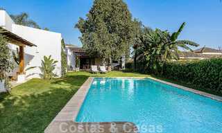 Belle villa de style Ibiza à vendre avec une grande maison pour invités séparée, située à l'ouest de Marbella 49970 