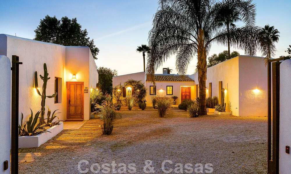 Belle villa de style Ibiza à vendre avec une grande maison pour invités séparée, située à l'ouest de Marbella 49971