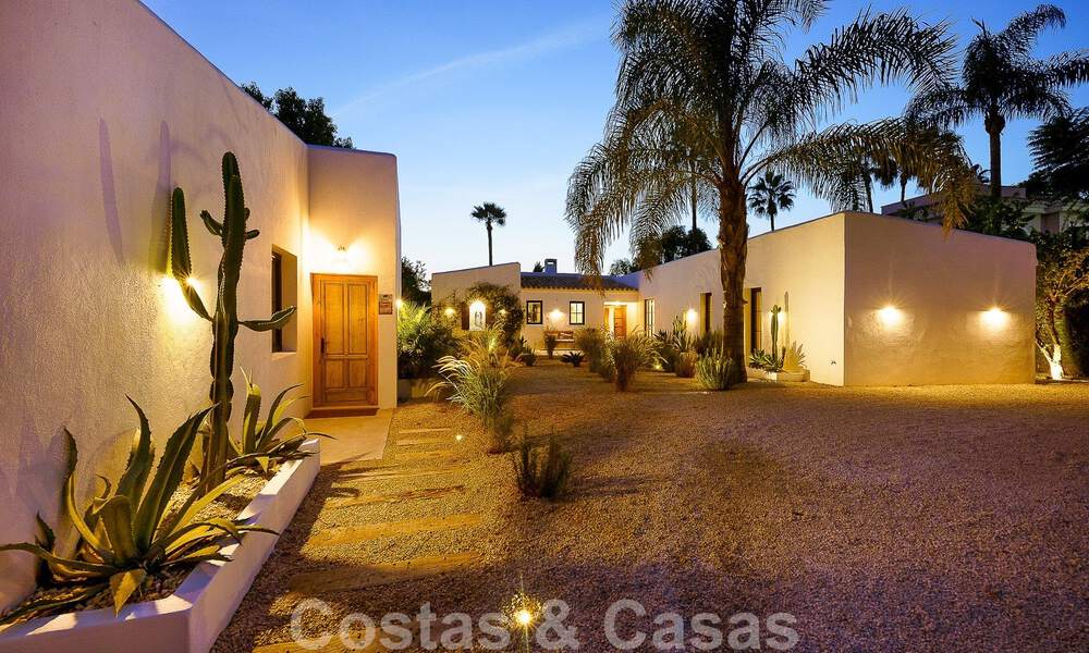 Belle villa de style Ibiza à vendre avec une grande maison pour invités séparée, située à l'ouest de Marbella 49972