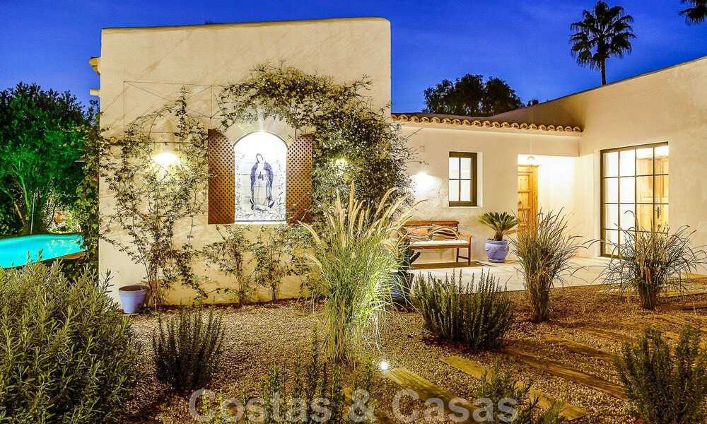 Belle villa de style Ibiza à vendre avec une grande maison pour invités séparée, située à l'ouest de Marbella 49973