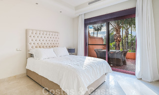 Maison mitoyenne de style espagnol à vendre dans une urbanisation prestigieuse, à distance de marche de Puerto Banus et de la plage, à Nueva Andalucia, Marbella 49739 
