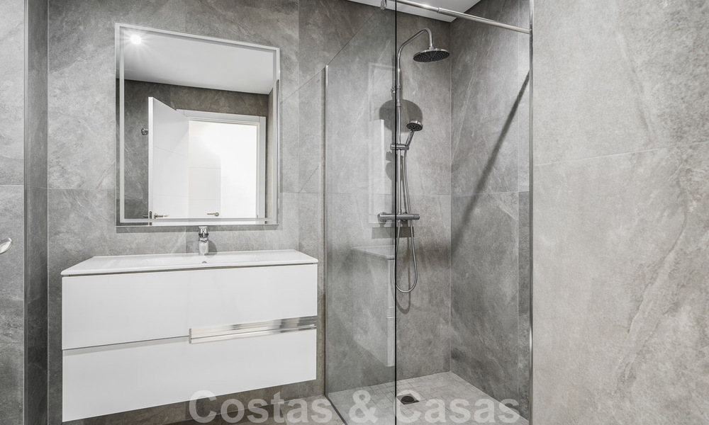 Maison mitoyenne de style espagnol à vendre dans une urbanisation prestigieuse, à distance de marche de Puerto Banus et de la plage, à Nueva Andalucia, Marbella 49740