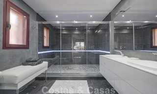 Maison mitoyenne de style espagnol à vendre dans une urbanisation prestigieuse, à distance de marche de Puerto Banus et de la plage, à Nueva Andalucia, Marbella 49743 