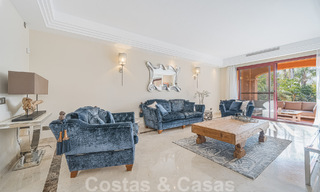 Maison mitoyenne de style espagnol à vendre dans une urbanisation prestigieuse, à distance de marche de Puerto Banus et de la plage, à Nueva Andalucia, Marbella 49744 