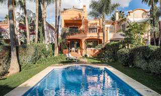 Maison mitoyenne de style espagnol à vendre dans une urbanisation prestigieuse, à distance de marche de Puerto Banus et de la plage, à Nueva Andalucia, Marbella 49746 