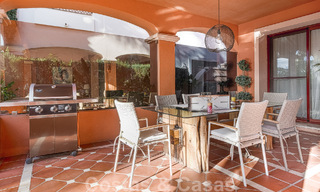 Maison mitoyenne de style espagnol à vendre dans une urbanisation prestigieuse, à distance de marche de Puerto Banus et de la plage, à Nueva Andalucia, Marbella 49747 