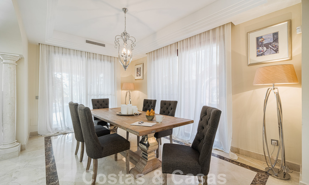 Maison mitoyenne de style espagnol à vendre dans une urbanisation prestigieuse, à distance de marche de Puerto Banus et de la plage, à Nueva Andalucia, Marbella 49749