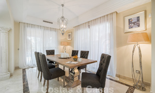 Maison mitoyenne de style espagnol à vendre dans une urbanisation prestigieuse, à distance de marche de Puerto Banus et de la plage, à Nueva Andalucia, Marbella 49749 