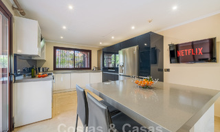 Maison mitoyenne de style espagnol à vendre dans une urbanisation prestigieuse, à distance de marche de Puerto Banus et de la plage, à Nueva Andalucia, Marbella 49750 