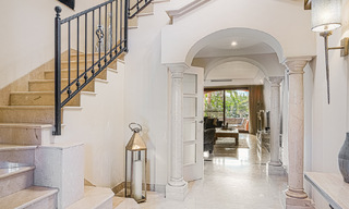 Maison mitoyenne de style espagnol à vendre dans une urbanisation prestigieuse, à distance de marche de Puerto Banus et de la plage, à Nueva Andalucia, Marbella 49753 