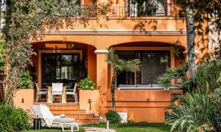 Maison mitoyenne de style espagnol à vendre dans une urbanisation prestigieuse, à distance de marche de Puerto Banus et de la plage, à Nueva Andalucia, Marbella 49757 