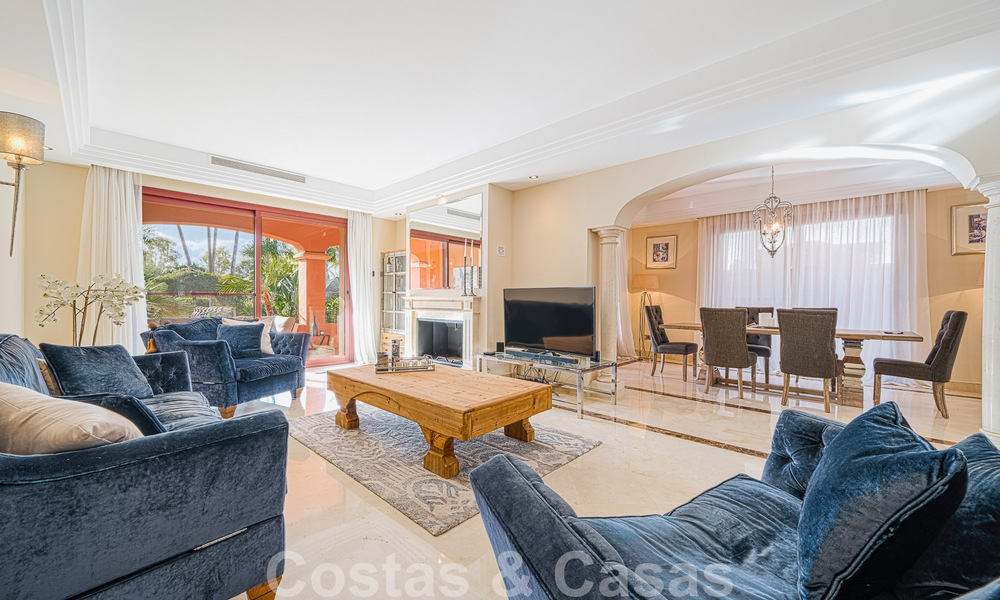 Maison mitoyenne de style espagnol à vendre dans une urbanisation prestigieuse, à distance de marche de Puerto Banus et de la plage, à Nueva Andalucia, Marbella 49758