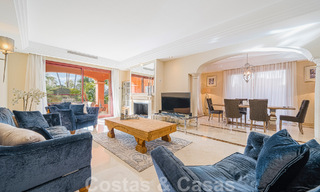 Maison mitoyenne de style espagnol à vendre dans une urbanisation prestigieuse, à distance de marche de Puerto Banus et de la plage, à Nueva Andalucia, Marbella 49758 