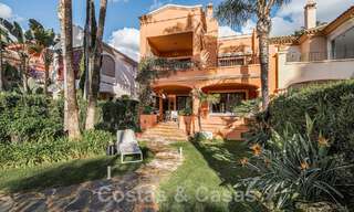 Maison mitoyenne de style espagnol à vendre dans une urbanisation prestigieuse, à distance de marche de Puerto Banus et de la plage, à Nueva Andalucia, Marbella 49759 