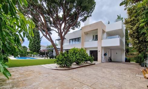 Villa moderne et luxueuse à vendre, située au centre de Marbella, à quelques pas de la plage, sur le Golden Mile 49818